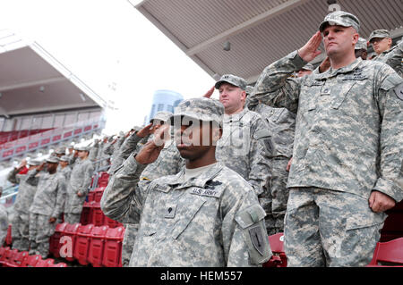 CINCINNATI - Des soldats du 1er Bataillon, 26e Régiment d'infanterie, saluer comme l'hymne national est joué au Great American Ballpark le 26 avril. Le Fort Knox, Ky., basée à Cincinnati, des soldats sont venus pour la journée de la salle de Bengals' Stade Paul Brown et regarder les rouges l'hôte des Giants de San Francisco. (U.S. Photo de l'armée par le sergent. Ben K. Navratil, 3/1 IBCT) Duc d'affaires publiques à l'honneur des soldats rouges jeu 120426-A-QO000-250 Banque D'Images