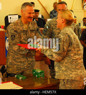 Le brig. Le général Donald Currier, la Garde nationale de Californie 49e commandant de la Brigade de la Police militaire Le capitaine Kara donne R. Manning, un 'Titan' direction de la Compagnie de Police Militaire 512th, 92e Bataillon de la Police militaire, 4e Brigade d'amélioration de Manœuvre hors de Fort Leonard Wood, Mo et directeur chargé de la formation de l'équipe commune d'enquête, un certificat de reconnaissance pour ses actions au cours de la formation de la JIT Kirkouk leur diplôme lors d'une cérémonie, à Kirkouk, en Irak, le 15 juin. Les 30 jours de cours avaient huit diplômés de la police iraquienne qui a appris advanced Crime Scene Investigation et la collecte de preuves. Banque D'Images