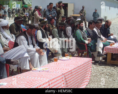 Les anciens du village à l'écoute des prières et des haut-parleurs lors de la validation de shura Ghormach district, le 1 mai. La validation shura est l'accord final entre les anciens du village et les chefs de district pour former la police locale afghane candidats. Le district de Ghormach détient la première validation shura 120501-A-zz999-089 Banque D'Images