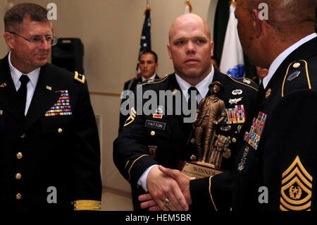 Le s.. Eugene Patton, un analyste du renseignement avec la Garde nationale du Colorado de l'Espace 117e Bataillon, sous-officier a reçu de l'année 2012 pour la région de l'ARNG VII CONCOURS Meilleur Guerrier au Camp San Luis Obispo, Californie, le 26 avril. Les meilleurs guerriers de la région VII clash pour mériter le droit de participer au championnat national 120426-A-PP889-317 Banque D'Images