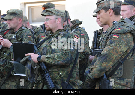 Les soldats allemands du 371e Bataillon d'effectuer une mission brève au cours d'une équipe de liaison et de mentorat opérationnel (ELMO) de l'entraînement à la préparation interarmées multinationale Centre à Hohenfels, Allemagne, le 5 mai 2012. XXIII de l'ELMO de la police et de l'Équipe de liaison et de mentorat opérationnel (ELMO) VII la formation sont conçus pour préparer les équipes de déploiement en Afghanistan avec la capacité de former, de conseiller et de permettre aux Forces nationales de sécurité de la Force dans des domaines tels que la contre-insurrection, combattre, consultatif et de travail permettant aux opérations de soutien. (U.S. Photo de l'armée par le Sgt. Evanoff Kirk/non publié) Hommes opérationnels de l'OTAN Banque D'Images