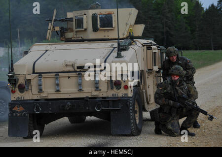 Les soldats allemands du 371e Bataillon d'infanterie de tir indirect à réagir lors d'une équipe de liaison et de mentorat opérationnel (ELMO) de l'entraînement à la préparation interarmées multinationale Centre à Hohenfels, Allemagne, le 5 mai 2012. XXIII de l'ELMO de la police et de l'Équipe de liaison et de mentorat opérationnel (ELMO) VII la formation sont conçus pour préparer les équipes de déploiement en Afghanistan avec la capacité de former, de conseiller et de permettre aux Forces nationales de sécurité de la Force dans des domaines tels que la contre-insurrection, combattre, consultatif et de travail permettant aux opérations de soutien. (U.S. Photo de l'armée par le Sgt. Evanoff Kirk/non publié) ment opérationnelle de l'OTAN Banque D'Images