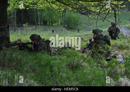 Les soldats allemands du 371e Bataillon d'assurer la sécurité sur une embuscade complexe lors d'une équipe de liaison et de mentorat opérationnel (ELMO) de l'entraînement à la préparation interarmées multinationale Centre à Hohenfels, Allemagne, le 5 mai 2012. XXIII de l'ELMO de la police et de l'Équipe de liaison et de mentorat opérationnel (ELMO) VII la formation sont conçus pour préparer les équipes de déploiement en Afghanistan avec la capacité de former, de conseiller et de permettre aux Forces nationales de sécurité de la Force dans des domaines tels que la contre-insurrection, combattre, consultatif et de travail permettant aux opérations de soutien. (U.S. Photo de l'armée par le Sgt. Evanoff Kirk/non publié) ope de l'OTAN Banque D'Images