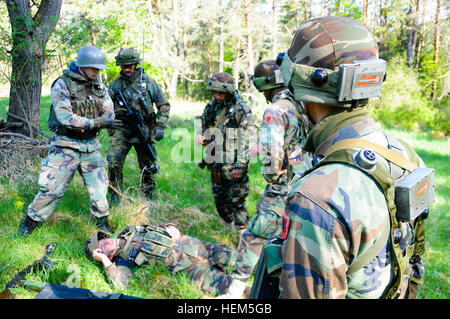 Les soldats de l'armée albanaise, reproduire, de l'Armée nationale afghane et des soldats de l'armée allemande de l'Équipe de liaison et de mentorat opérationnel (ELMO) 9, évaluer un blessé lors d'un exercice d'entraînement de l'ELMO au Centre de préparation interarmées multinationale à Hohenfels, Allemagne, le 7 mai 2012. XXIII de l'ELMO de la police et de l'Équipe de liaison et de mentorat opérationnel (ELMO) VII la formation sont conçus pour préparer les équipes de déploiement en Afghanistan avec la capacité de former, de conseiller et de permettre aux Forces nationales de sécurité de la Force dans des domaines tels que la contre-insurrection, combattre, consultatif et de travail permettant aux opérations de soutien. (U.S. Photo de l'armée par la CPS. St Banque D'Images