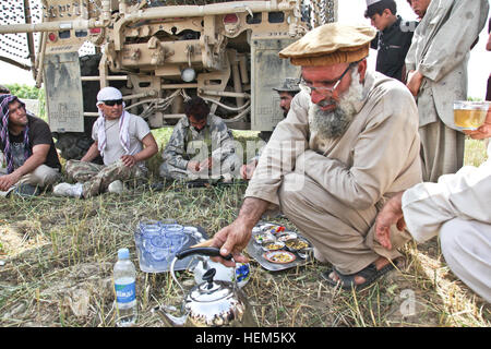 Un villageois de parachutistes américains Chia fournit, 3e peloton, compagnie, 1-501st 133e d'infanterie et de l'entreprise MP Caroline du Sud Garde nationale, Task Force Geronimo, lors d'une pause à partir de la construction d'un nouveau poste de police à l'extérieur, Terezayi 8 mai. Le 3e peloton, Compagnie et 3e peloton, Compagnie Comanche, 1er Bataillon (Airborne), 501e Régiment d'infanterie, à la construction de l'avant-poste de police qui fournira une présence de sécurité dans la région. Société au Delaware, Groupe de travail 1-501 en patrouille 120508-A-PO167-191 Banque D'Images