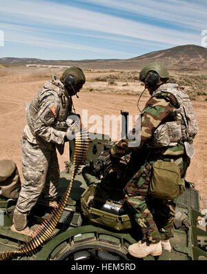 20120509-A-KU062-224Yakima, Washington - Des soldats du 1e peloton de la 181ème Compagnie de produits chimiques, charger M2 munitions de calibre 50 dans le distributeur d'arme nucléaire, biologique et chimique d'un véhicule de reconnaissance NBC, Stryker, RV pour le tir le 9 mai. Cela fait partie d'une mission de formation à grande échelle sur la façon de réagir à un produit chimique, biologique, radiologique ou nucléaire, rendement élevé explosif (CBRNE) attaque, qui aura lieu au Centre de formation de Yakima. (Photo prise par le sergent de l'armée américaine. Micah VanDyke, 28e Détachement des affaires publiques) Soldats mettent RV Strykers NBC, Fox à travers l'éventail de calibre 50 120509-A-KU062-224 Banque D'Images