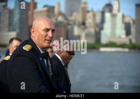 Le chef d'état-major de l'armée observe la skyline de New York depuis un ferry tout en assistant à la cérémonie de la médaille d'honneur d'Ellis Island reconnaissant les contributions des immigrants et leur héritage aux États-Unis. Banque D'Images