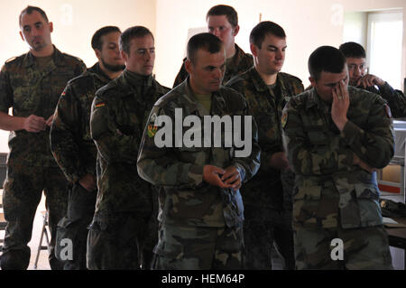 L'allemand et bulgare des soldats d'une équipe de liaison et de mentorat opérationnel (ELMO) recevoir une mission lors d'une brève formation de l'ELMO de l'exercice au centre de préparation interarmées multinationale à Hohenfels, Allemagne, le 14 mai 2012. XXIII de l'ELMO de la police et de l'Équipe de liaison et de mentorat opérationnel VII la formation sont conçus pour préparer les équipes de déploiement en Afghanistan avec la capacité de former, de conseiller et de permettre aux Forces nationales de sécurité de la Force dans des domaines tels que la contre-insurrection, combattre, consultatif et de travail permettant aux opérations de soutien. (U.S. Photo de l'armée par le Sgt. Evanoff Kirk/non publié) de mentorat opérationnel OTAN Liaiso Banque D'Images