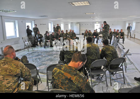 L'Armée américaine, allemande, République tchèque et bulgare des soldats d'une équipe de liaison et de mentorat opérationnel (ELMO) assister à un combat service support au cours d'une brève formation de l'ELMO de l'exercice au centre de préparation interarmées multinationale à Hohenfels, Allemagne, le 14 mai 2012. XXIII de l'ELMO de la police et de l'Équipe de liaison et de mentorat opérationnel VII la formation sont conçus pour préparer les équipes de déploiement en Afghanistan avec la capacité de former, de conseiller et de permettre aux Forces nationales de sécurité de la Force dans des domaines tels que la contre-insurrection, combattre, consultatif et de travail permettant aux opérations de soutien. (U.S. Photo de l'armée par le Sgt. Evanoff Kirk/Pas Banque D'Images