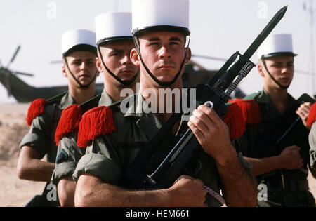 Une garde d'honneur de l'armée française 6e bataillon s'établit à l'attention qu'ils attendent l'arrivée de Le lieutenant général Khalid Bin Sultan Bin Abdul Aziz, commandant des forces interarmées en Arabie Saoudite, au cours de l'opération Bouclier du désert. Le soldat en face tient un fusil MAS FA 5,56 mm, équipé d'une baïonnette. FFLegion Banque D'Images