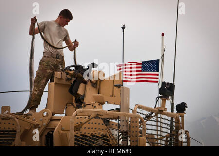 La province de Parwan, Afghanistan -- U.S. Army SPC. Austin Fontenot, Port de Barre, en Louisiane, un mitrailleur avec la Garde nationale de la Louisiane 1086th Transportation Company, Groupe de travail Muleskinner, rss séries de munitions liées dans son M240B machine gun, dans le nid du tireur d'une mine et les embuscades véhicule protégé 18 mai. Le 1086th se prépare pour 5 jours, à 400 milles de l'aérodrome de Bagram convoi à base d'Warrior et reculer l'Afghanistan est dangereux Higway 1. (U.S. Photo de l'armée par le Sgt. Ken cicatrice, 7ème convoi MPAD) Nuit sur la Highway 1 120518-A-S930-007 Banque D'Images