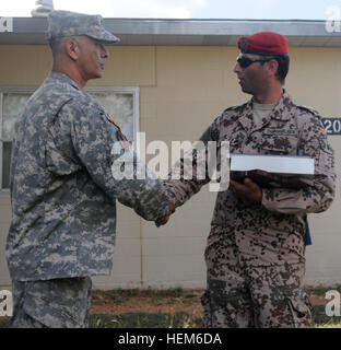 Dans cette image publié par la Force opérationnelle 71, l'armée le Colonel Rick Noriega, commandant de la 71e Theatre Information Group, remet des présents pour le major de l'armée Allemand Sven Thannhauser pour parrainer les forces armées allemandes d'un insigne militaire pour la compétition d'aptitude à Camp Swift à Bastrop, Texas. L'événement, qui dispose de l'adresse au tir au pistolet, athlétisme, natation et un ruck mars, soldats offre la possibilité de gagner un insigne militaire étrangère, se clippe sur leur uniforme. L'insigne est ouvert à toutes les forces alliées au nom de l'armée allemande et comprend trois niveaux de réalisation : or, argent Banque D'Images