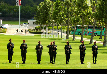 De parachutistes la 173e Airborne Brigade Combat Team militaires durant la lecture d'entailles à la clôture d'une journée commémorative cérémonie à la Florence American Cemetery and Memorial, le 28 mai. "C'est une très importante cérémonie en l'honneur de tous les anciens combattants qui ont sacrifié, quel que soit le pays, pour la liberté", a déclaré le Sergent de 1ère. Peter Lentz, premier sergent du détachement arrière pour 1er bataillon du 503e Régiment d'infanterie, 173e ABCT. L'honneur des soldats du ciel le passé, le présent service lors de la cérémonie 590429 Banque D'Images