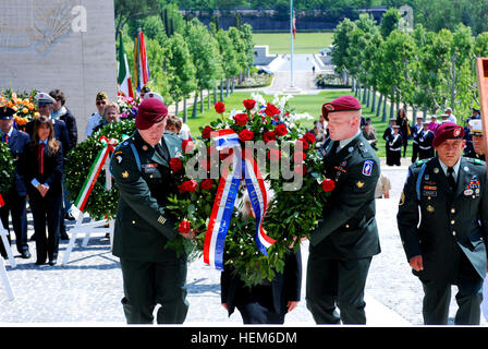 Parachutistes du 1er Bataillon, 503e Régiment d'infanterie, 173ème Airborne Brigade Combat Team préparer de fixer une couronne d'honneur les membres de l'America's fallen lors d'une cérémonie à la Journée commémorative Florence American Cemetery and Memorial, le 28 mai. "C'est une très importante cérémonie en l'honneur de tous les anciens combattants qui ont sacrifié, quel que soit le pays, pour la liberté", a déclaré le Sergent de 1ère. Peter Lentz, premier sergent du détachement arrière pour 1er bataillon du 503e Régiment d'infanterie, 173e ABCT. L'honneur des soldats du ciel le passé, le présent service lors de la cérémonie 590428 Banque D'Images