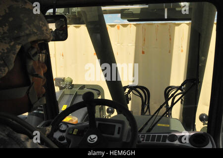 Le Sgt. Jamila Brown, 453e compagnie de transport de fret à l'intérieur des terres, Corpus Christi, Texas, démontre le bon fonctionnement du Terrain accidenté-Container, RT240, au cours de l'exercice Red Dragon 2012 à Fort McCoy, au Wisconsin l'exercice Red Dragon 2012 592301 Banque D'Images