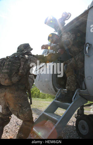 De l'armée monténégrine CPL Damir Tafic (droite) est aidé d'un hélicoptère Mi croate-171sh piloté par l'Escadron d'hélicoptère multirôle croate par CPL Pekovic Radovan (à gauche) après avoir été blessé pendant un exercice d'évacuation médicale au cours de l'intervention immédiate en 2012 (IR12) événement de formation tenu à Slunj, Croatie le jeudi 31 mai, 2012. IR12 est un exercice d'entraînement sur le terrain tactique multinational qui implique plus de 700 personnes principalement de l'armée américaine l'Europe 2e régiment de cavalerie et forces armées croates, avec des contingents de l'Albanie, Bosnie-Herzégovine, Monténégro et Slovénie. Maced Banque D'Images