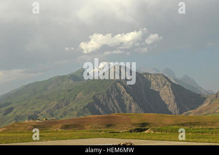 Le point de vue près du village de Khwahan, la province du Badakhshan, en Afghanistan, le 3 juin 2012. 37e (IBCT photo par le Sgt. Kimberly Agneau) (Montagnes) Parution dans la province de Badakhshan en Afghanistan Banque D'Images