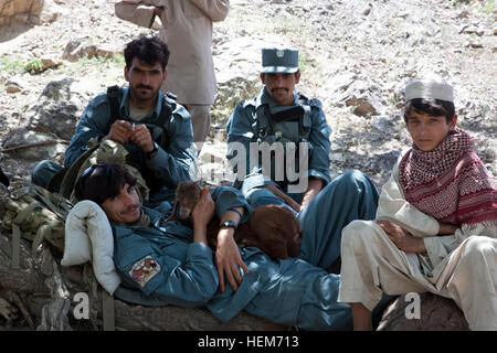 Des policiers dans la police en uniforme afghane reste avec les enfants et les chèvres au cours d'une patrouille dans la province de Khowst, Murghoz Loy, l'Afghanistan, le 8 juin 2012. Les policiers ont effectué la patrouille avec des soldats américains affectés à une batterie, 2e Bataillon, 377e Régiment d'artillerie parachutiste, Task Force 4-25. AUP patrouilles avec le PARPP 120608-A-PO167-206 Banque D'Images