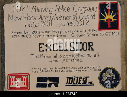 12612-A-YK528-043Guantanamo Bay, Cuba (12 juin 201) - Ce la plaque sur la réplique des tours du World Trade Center construit par les membres de la 107e Compagnie de Police Militaire dans le but d'honorer les membres anciens et actuels qui ont servi dans l'unité depuis le 11 septembre 2001. Le New York a terminé une Citizen-Soldiers près d'un an à la force opérationnelle de déploiement Force-Guantanamo ce mois-ci. (U.S. Photo de l'armée par le Sgt. 1re classe Kryn P. Westhoven/libérés) NY unité de gardes généraux Accueil de Guantanamo Bay 120612-A-YK528-728 Banque D'Images