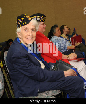 Mar-Le Wendt, une femme ancien combattant ayant servi dans la marine, s'assied et écoute un orateur à l'un des nombreux ateliers proposés par la Conférence de Washington 2012 Women-Veterans' à l'hôtel Murano, Tacoma, Washington, qui a été présenté par l'État de Washington du ministère des Anciens combattants et une foule d'autres sponsors dans la région de Tacoma-Seattle 16 juin. Wendt a dit qu'elle a 89 ans, mais "encore un ancien combattant". L'objectif de la conférence était d'adopter une approche globale pour les femmes les prestations aux anciens combattants. La conférence a encouragé la croissance future, et la prospérité au sein de la population des anciens combattants de sexe féminin. Mar-Le Wendt, un U.S Banque D'Images