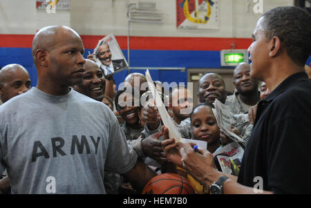 Le sénateur Barack Obama signe encadrés pour servicemembers au Camp Arifjan, au Koweït, le 18 juillet. Barack Obama 2008 Koweït 1 Banque D'Images