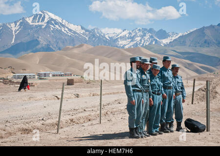 La province de Bamyan, Afghanistan - Les membres de la police en uniforme afghane former jusqu'à l'extérieur de la base d'opérations avancée de Bamyan, le 25 juin 2012. (U.S. Photo de l'armée par le Sgt. Ken cicatrice, Mobile 7e Détachement des affaires publiques) ANP à Bamyan Banque D'Images