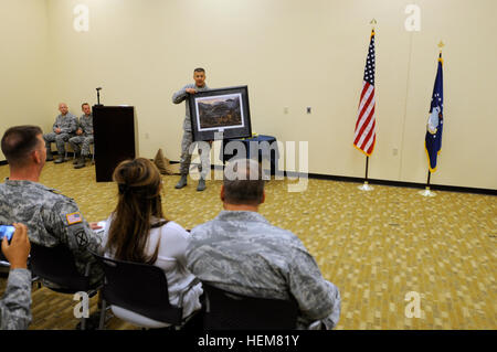 Le Lieutenant-colonel de l'US Air Force Adrian N. Clarke, commandant sortant pour le 7e escadron des opérations d'appui aérien, affiche un cadre personnalisé pour la 7ème ASoS au cours d'une cérémonie de passation de commandement tenue à Fort Bliss, au Texas, le 13 juillet 2012. Clarke est un natif de Las Cruces, N.M., et a été commandant de la 7', 'ASoS Tapins depuis juillet 2010. 7e Escadron de soutien de l'air Changement de commandement 120713-A-VO630-003 Banque D'Images