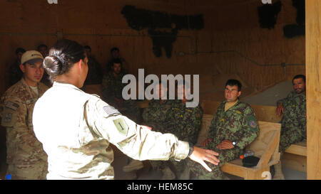 La FPC. Michelle Shinafelt indique à des soldats de l'Armée nationale afghane dans le cadre d'un 'Former les formateurs' combattre gareautrain bien sûr. Le cours a formé 19 soldats de l'Armée nationale afghane et de la police en uniforme afghane de diriger des cours de CLS dans leurs unités à travers la province de Paktika. Shinafelt, un natif de la Floride, a été l'instructeur principal pour le cours, qui était dirigée par les médecins de l'Administration centrale et de l'Administration centrale, l'entreprise 4e Bataillon des troupes spéciales de la Brigade d'infanterie, 4e Brigade Combat Team, 1re Division d'infanterie. (U.S. Photo de l'Armée Le lieutenant 1er Ashley Longaker) 'Wolverine' medecins compteur Afghane Banque D'Images