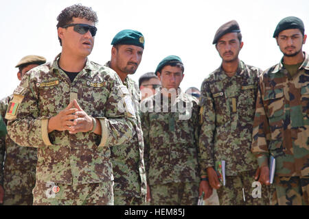 Un instructeur de l'Armée nationale afghane, attribué à 4e Kandak, 203e Corps, donne un cours à un groupe d'étudiants au cours des explosifs et la formation à l'Miawon, composé à base d'opération avancée Shank, province de Logar, Afghanistan, le 18 juillet 2012. (U.S. Photo de l'armée par le Sgt. Austin Berner/EOD) Parution d'entraînement 120718-A-BZ540-003 Banque D'Images