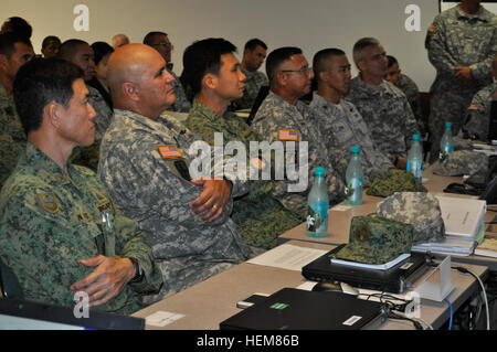 Le major-général Joseph Chaves, Commandant général adjoint, United States Army Pacific, Brig. Le général Gary Hara, commandant de la Garde nationale d'armée Hawaii et Brigue. Le général Perry Lim, 3 Division, commandant des Forces armées de Singapour , recevoir un exposé des activités et points d'entraînement pendant l'exercice Tiger Balm 2012 tenue à la Garde nationale d'Hawaï, l'Institut régional de formation à Kailua, Hawaii, le 18 juillet. Visite de généraux de l'exercice de la Garde nationale Tiger Balm 2012628774 Banque D'Images