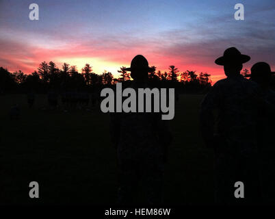 Les sergents de l'Armée de percer par stand pour commencer l'Armée classement test de condition physique à la réserve de l'armée de 2013 à la compétition meilleur guerrier Fort McCoy, au Wisconsin, le 24 juin. Trente-neuf guerriers sont en compétition cette semaine pour déterminer le rang haut officier et soldat enrôlé junior parmi les 205 000 hommes et femmes servant dans l'armée de réserve. Les gagnants représenteront la réserve de l'Armée plus tard cette année à l'armée la concurrence meilleur guerrier à Fort Lee, en Virginie (iPhone Photo libérée par Timothy L. Hale/Affaires publiques du Commandement de la réserve de l'armée) 2013 US Army Réserver meilleur guerrier, competiton 130624 APFT-A-XN Banque D'Images