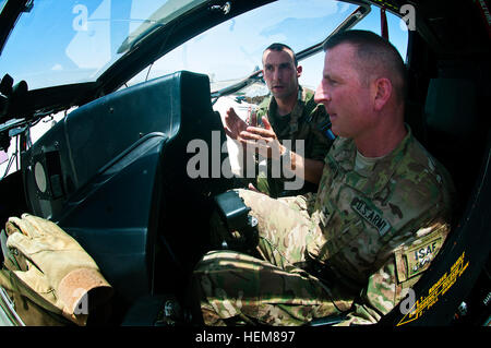 La province de Kaboul, Afghanistan - Un officier de l'armée française souligne les caractéristiques d'un Eurocopter EC-665 Tigre hélicoptère de combat le 21 juillet à l'aéroport international de Kaboul jusqu'à la 82e armée américaine le colonel commandant de la cabine T.J. Jamison, de Broken Arrow, Oklahoma La visite de l'actif de l'aviation française a été l'occasion pour la haute direction du Groupe de travail et TF Mousquetaire Pegasus pour comparer les capacités de la cellule et déterminer la meilleure façon de soutenir les uns les autres tout en menant des missions dans le ciel de l'Regional-Command Est, l'Afghanistan. (U.S. Photo de l'armée par le Sgt. 1ère classe Eric Pahon) TF personnel Pegasus tours les avions français Banque D'Images