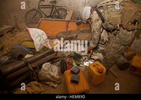 Une des forces de sécurité afghanes et de la coalition ont découvert une cache d'armes des talibans au cours d'une opération dans le district de Zad maintenant, la province de Helmand, Afghanistan, le 22 juillet 2012. Les talibans cache d'armes figurant pour la construction des matériaux des dispositifs explosifs de circonstance, y compris le nitrate d'ammonium, des explosifs, et la détonation déclenche. La force de sécurité a également arrêté un insurgé soupçonné et saisi deux lance-grenades propulsées par suite de cette opération. (Photo de la CPS de l'armée américaine. Justin Young) dans le district de Zad maintenant 120720-A-IN036-077 Banque D'Images