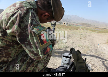 Un soldat de l'Armée nationale afghane, affectés à la route de la 203e compagnie de déminage Thunder Corps, prépare un détecteur de mines pour contrer les dispositifs explosifs de la formation sur la base d'opération avancée Thunder, province de Paktia, Afghanistan, le 23 juillet 2012. L'entraînement contre les IED 120723-A-PO167-005 Banque D'Images