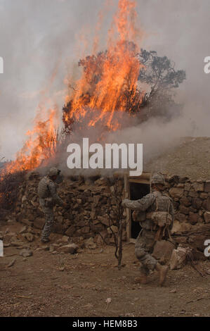 Les soldats de la Compagnie Charlie 2/87 brûler un Taliban Safe House a découvert au cours de l'opération Furie Catamount, un bataillon de la mission de taille qui ont lieu dans la province de Paktika, Afghanistan, le 30 mars 2007, qui est axé sur une limitation de la circulation des talibans au sein de Paktika. Photo de l'Armée américaine : SSG Justin Holley, 982 Société de la Caméra de combat. (Sig) Parution brûler un présumés talibans safehouse Banque D'Images