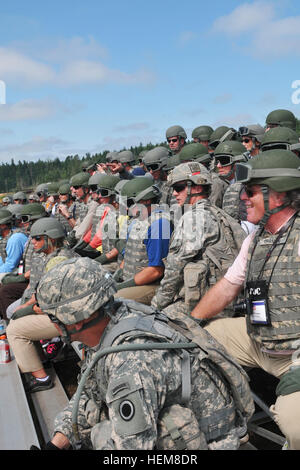 Les participants de la Conférence d'orientation civile mixte watch en tant que soldats du 2e Bataillon, 23e Régiment d'infanterie, 4e Stryker Brigade Combat Team, 2e Division d'infanterie, effectuer une manœuvre de tir réel sur une gamme de formation ici, le 26 juillet. L'JCOC Secrétaire de la Défense est un programme qui prend de l'entreprise, gouvernement local, à but non lucratif, l'éducation et les soins de santé de partout dans le pays et les présente à l'armée et les renseigne sur le ministère de la Défense. JCOC vient à JBLM 120726-A-PV892-002 Banque D'Images