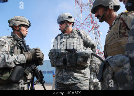 (De gauche) Le lieutenant-colonel Richard C. Kim, commandant du 2e Bataillon, 325e Airborne Infantry Regiment, 82nd Airborne Division, parle de Lieutenant Général Ray Odierno, commandant du Corps multinational - l'Iraq, et Brigue. Le général Ali Ibrahim Daboun, commandant de la 8e Brigade, 2e Division de la Police nationale irakienne, à l'extérieur de la station de sécurité conjointe de Sadr City, le mardi 3 avril. Odierno a rencontré Kim, Daboun et Chef de Police de la ville de Sadr Le Colonel Abdul Zahra Hamid Shimmari pendant plus d'une heure, l'examen des opérations de sécurité dans la région. (U.S. Photo de l'armée par le Sgt. Curt Cashour, MNC-I Affaires publiques) Odierno rencontre I Banque D'Images