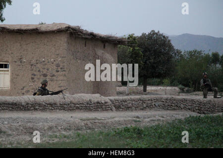 Un soldat américain affecté au 4e peloton, compagnie, l'équipe Apache, 1er Bataillon (Airborne), 501e Régiment d'infanterie, Task Force 4-25, et un soldat de l'Armée nationale afghane de la sécurité mis en place afin de rechercher les postes de pompage pour des caches d'armes dans la zone Karizownah, Khowst province, Afghanistan, le 30 juillet 2012. (U.S. Photo de l'armée par le Sgt. Kimberly Trumbull/libérés) Configuration de la sécurité 120730-A-PO167-094 Banque D'Images