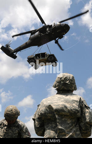 Un parachutiste observe un UH-60 Black Hawk qui les survolait le remorquage d'un Humvee. Affecté à la brigade de parachutistes 407e Bataillon de soutien, 2e Brigade Combat Team, 82nd Airborne Division, en partenariat avec les membres de la Garde nationale de Caroline du Nord de mener la charge sous élingue avec la formation d'hélicoptère, le 31 juillet. Bien que ces parachutistes train continuellement à être compétents en charge des opérations, cet exercice a été l'occasion pour les spécialistes de l'assistance pour réellement accrocher la charge à la face inférieure de l'hélicoptère comme il vole pieds seulement au-dessus de leurs têtes. Charge de la paix sont essentiels Banque D'Images