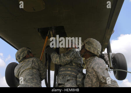 Crochet parachutistes une élingue-chargé à l'Humvee face inférieure d'un UH-60 Black Hawk lors de charge de la formation, le 31 juillet. Affecté à la brigade de parachutistes 407e Bataillon de soutien, 2e Brigade Combat Team, 82nd Airborne Division, en partenariat avec les membres de la Garde nationale de Caroline du Nord à mener la formation avec les aéronefs à voilure tournante. Bien que ces parachutistes train continuellement à être compétents en charge des opérations, cet exercice a été l'occasion pour les spécialistes de l'assistance pour réellement accrocher la charge à la face inférieure de l'hélicoptère comme il vole pieds seulement au-dessus de leurs têtes. Charge sous élingue o Banque D'Images