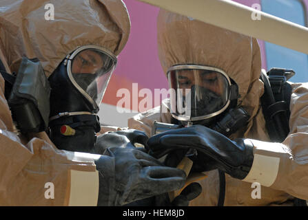 Monitoring.MUSCATATUCK URBAN TRAINING CENTRE, Ind. - Troopers de la 181ème Compagnie de produits chimiques, 2e bataillon chimique, 48e Brigade chimique hors de Fort Hood, au Texas, de surveiller les menaces chimiques, biologiques, radiologiques et nucléaires (CBRN) équipement pour détecter une contaminants dangereux qui pourraient se trouver dans la zone de fuite ou les wagons lors d'une réponse dynamique 13 domaine de l'entraînement à l'ancienne Jefferson Proving Grounds près de Muscatatuck Urban Training Centre, Ind., 1er août. Les soldats de Fort Hood ont démontré leur capacité à fournir un soutien aux collectivités locales, fédérales et autorités civiles Banque D'Images