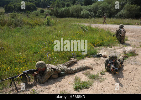 Soldats géorgiens du 12e Bataillon d'infanterie légère tirer la sécurité pendant un exercice de répétition de mission (MRE) au Centre de préparation interarmées multinationale à Hohenfels, Allemagne, 3 août 2012. Emr sont conçus pour préparer les unités pour le déploiement sur le théâtre des opérations en Afghanistan pour mener des contre-insurrection, la stabilité, et des opérations de transport à l'appui de la Force internationale d'assistance à la sécurité. (U.S. Photo de l'armée par le Sgt. Robert de feuilles/libéré) Georgian 32e et 12e bataillons d'exercice de répétition de mission 120802-A-H341-008 Banque D'Images