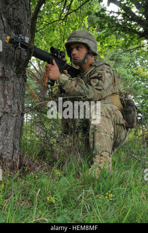 Un soldat de l'armée géorgienne de la Compagnie Charlie, 12e Bataillon d'infanterie légère tire la sécurité pendant un exercice de répétition de mission (MRE) au Centre de préparation interarmées multinationale à Hohenfels, Allemagne, le 4 août 2012. Emr sont conçus pour préparer les unités pour le déploiement sur le théâtre des opérations en Afghanistan pour mener des contre-insurrection, la stabilité, et des opérations de transport à l'appui de la Force internationale d'assistance à la sécurité. (U.S. Photo de l'armée par la FPC. James Stokes/libéré) Georgian 12e Bataillon d'infanterie légère l'exercice de répétition de mission 120804-A-UW077-001 Banque D'Images