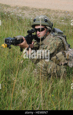 Un soldat de l'armée géorgienne du 12e Bataillon d'infanterie légère tire la sécurité pendant un exercice de répétition de mission (MRE) au Centre de préparation interarmées multinationale à Hohenfels, Allemagne, Août 05, 2012. Emr sont conçus pour préparer les unités pour le déploiement sur le théâtre des opérations en Afghanistan pour mener des contre-insurrection, la stabilité, et des opérations de transport à l'appui de la Force internationale d'assistance à la sécurité. (U.S. Photo de l'armée par le Sgt. Robert de feuilles/libéré) Georgian 12e Bataillon d'exercice de répétition de mission 120805-A-H341-002 Banque D'Images