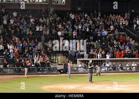 Amy Downing, épouse du lieutenant-colonel William S. Downing, commandant du 2e Bataillon, 12e Régiment d'artillerie, 4e Stryker Brigade Combat Team, 2e Division d'infanterie, est acclamé par les fans après son chant de 'God Bless America' pendant le 7th Inning Stretch dans la nuit de mardi d'un match de baseball entre les Tacoma Rainiers et Zéphyrs de La Nouvelle-Orléans à Cheney Stadium à Tacoma, Washington, 7 août. La 4ème SBCT, 2e Inf. Div. 'Raiders' se sont réunis au stade de baseball pour une soirée de repos et de détente après une formation récente au Centre National d'entraînement en Californie, à émerger et dispos pour res Banque D'Images