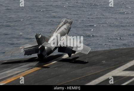 Un avion français Super Etendard du porte-avions à propulsion nucléaire Charles de Gaulle effectue un atterrissage au toucher sur le pont d'envol de l'USS John C. Stennis dans la mer d'Arabie lors d'exercices bilatéraux soutenant des opérations multinationales en Afghanistan. Banque D'Images