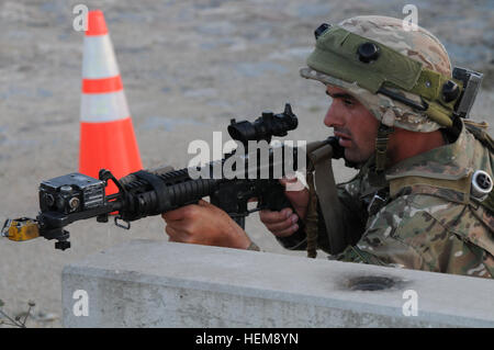 Un soldat géorgien, à partir de la Compagnie Bravo du 32e Bataillon d'infanterie, tire la sécurité pendant un exercice de répétition de mission (MRE) au Centre de préparation interarmées multinationale à Hohenfels, Allemagne, le 12 août 2012. Emr sont conçus pour préparer les unités pour le déploiement sur le théâtre des opérations en Afghanistan pour mener des contre-insurrection, la stabilité, et des opérations de transport à l'appui de la Force internationale d'assistance à la sécurité. (U.S. Photo de l'armée par la CPS. Fredrick J. WIllis Jr./libérés) Georgian 32e Bataillon d'exercice de répétition de mission 120812-A-OY175-004 Banque D'Images