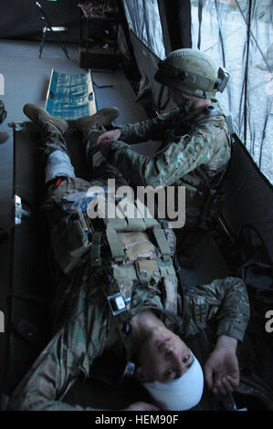 Un soldat de l'armée géorgienne du 12e Bataillon d'infanterie légère rend l'aide médicale d'une victime simulée pendant un exercice de répétition de mission (MRE) au Centre de préparation interarmées multinationale à Hohenfels, Allemagne, le 13 août 2012. Emr sont conçus pour préparer les unités pour le déploiement sur le théâtre des opérations en Afghanistan pour mener des contre-insurrection, la stabilité, et des opérations de transport à l'appui de la Force internationale d'assistance à la sécurité. (U.S. Photo de l'armée par le Sgt. Robert de feuilles/libéré) Georgian 12e et 32e bataillons d'infanterie légère l'exercice de répétition de mission 120813-A-H341-007 Banque D'Images