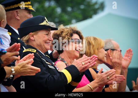 Le général Ann E. Dunwoody, fomerly commandant général du Commandement du matériel de l'armée américaine, les peuplements avec amis et famille et applaudit les troupes au cours de la marche et de l'examen à sa retraite cérémonie le Joint Base Myer-Henderson Hall. Arlington, VA. 15 août 2012. (U.S. Photo de l'armée/Everson-Myart Eboni L.) Parution Defense.gov reportage photo 120815-A-S504-378 Banque D'Images