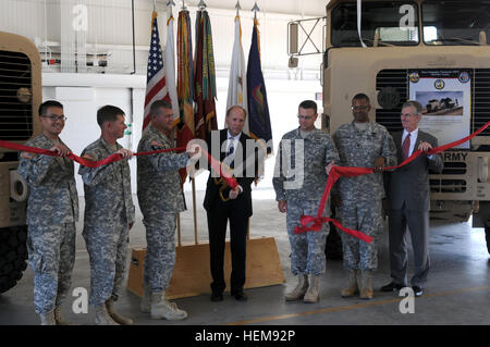 Les dirigeants de la 4e brigade de maintien en puissance, 180e et 96e bataillon de transport Transportation Company, inscrivez-vous les chefs de projet de l'armée et Oshkosh Defense à la cérémonie d'inauguration pour le nouveau transporteur de matériel lourd sur le terrain à la 96e compagnie de transport à Fort Hood. Des soldats du maintien de la commande (13e Corps expéditionnaire) se félicite dans le plus récent HET 16 août au 180e bataillon de transport piscine moteur. Fort Hood premier à recevoir de nouveaux équipements lourds tranporters 120816-A-GW702-002 Banque D'Images